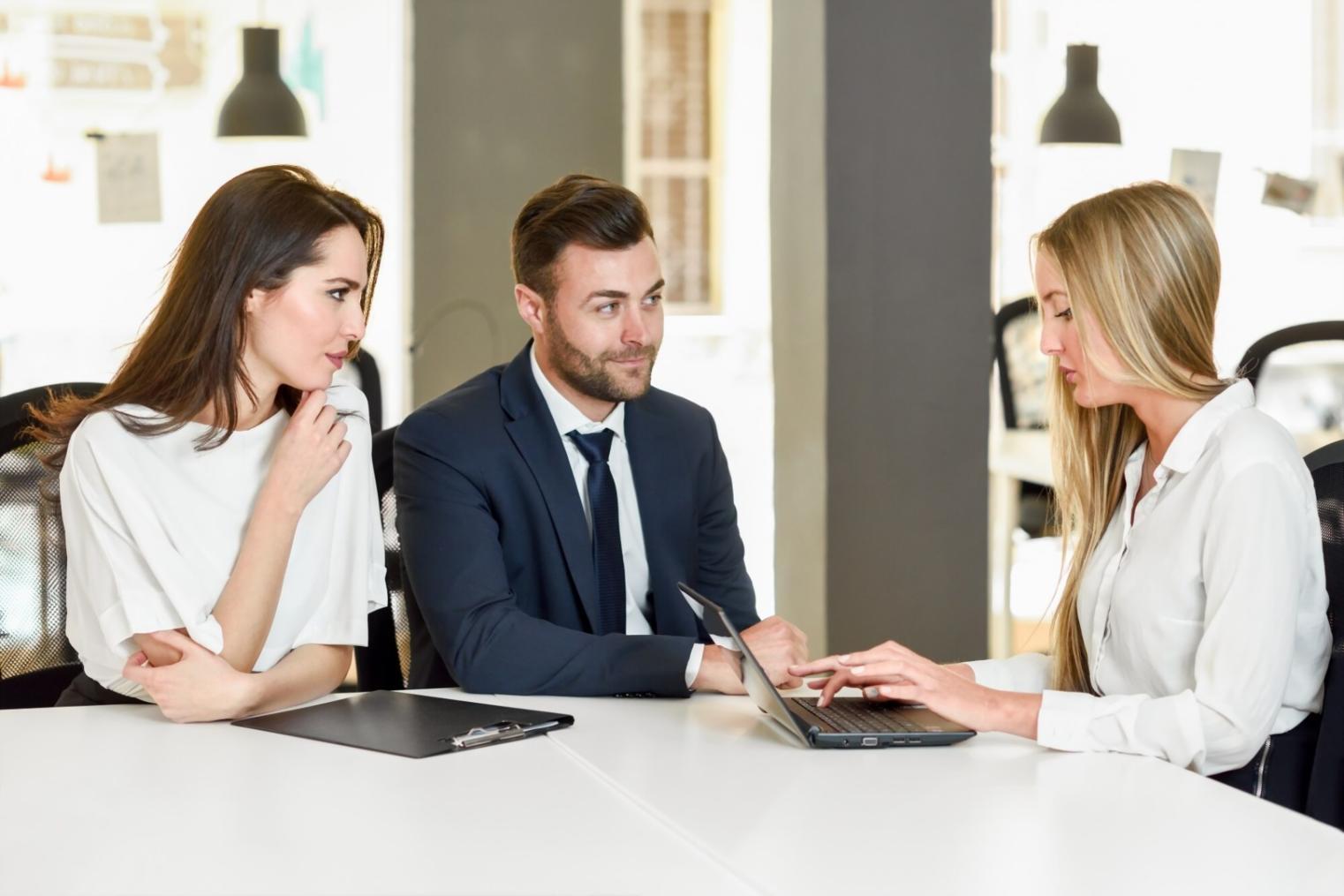 Teammitglieder bei strategischer Planung